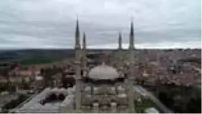 Selimiye Camisi'nin minarelerine 'Evde Kal Türkiye' yazılı mahya asıldı Selimiye Camisi'nin minarelerine 'Evde Kal Türkiye' yazılı mahya asıldı
