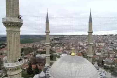 Selimiye Camisi'nin minarelerine 'Evde Kal Türkiye' yazılı mahya asıldı Selimiye Camisi'nin minarelerine 'Evde Kal Türkiye' yazılı mahya asıldı