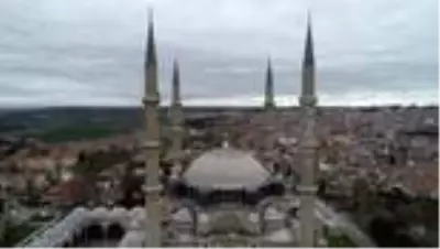 Selimiye Camisi'nin minarelerine 'Evde Kal Türkiye' yazılı mahya asıldı Selimiye Camisi'nin minarelerine 'Evde Kal Türkiye' yazılı mahya asıldı