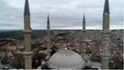 Selimiye Camisi'nin minarelerine 'Evde Kal Türkiye' yazılı mahya asıldı Selimiye Camisi'nin minarelerine 'Evde Kal Türkiye' yazılı mahya asıldı