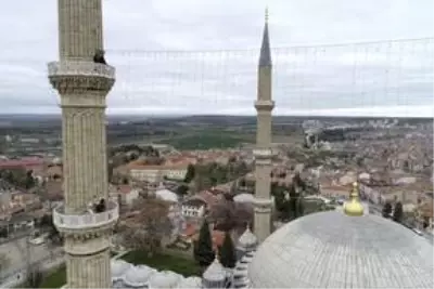Selimiye Camisi'nin minarelerine 'Evde Kal Türkiye' yazılı mahya asıldı Selimiye Camisi'nin minarelerine 'Evde Kal Türkiye' yazılı mahya asıldı