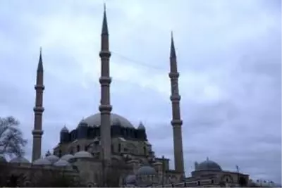Selimiye Camisi'nin minarelerine 'Evde Kal Türkiye' yazılı mahya asıldı Selimiye Camisi'nin minarelerine 'Evde Kal Türkiye' yazılı mahya asıldı