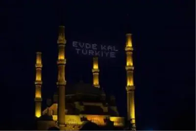 Selimiye Camisi'nin minarelerine 'Evde Kal Türkiye' yazılı mahya asıldı Selimiye Camisi'nin minarelerine 'Evde Kal Türkiye' yazılı mahya asıldı