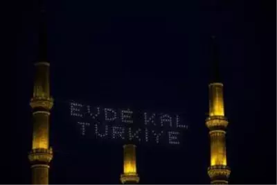 Selimiye Camisi'nin minarelerine 'Evde Kal Türkiye' yazılı mahya asıldı Selimiye Camisi'nin minarelerine 'Evde Kal Türkiye' yazılı mahya asıldı
