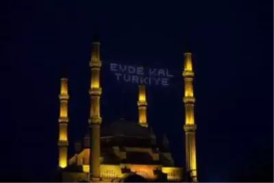 Selimiye Camisi'nin minarelerine 'Evde Kal Türkiye' yazılı mahya asıldı Selimiye Camisi'nin minarelerine 'Evde Kal Türkiye' yazılı mahya asıldı