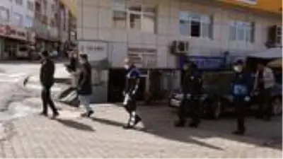 Sivas Suşehri'nde 3'ten fazla kişinin yan yana yürümesi yasaklandı Sivas Suşehri'nde 3'ten fazla kişinin yan yana yürümesi yasaklandı