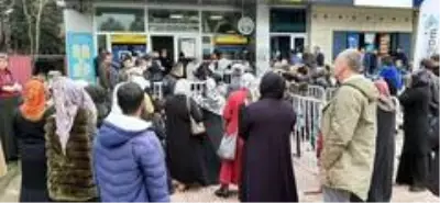 Koronavirüse aldırış etmeyen vatandaşlar, sosyal yardım parası için PTT şubelerinde kuyruk oluşturdu Koronavirüse aldırış etmeyen vatandaşlar, sosyal yardım parası için PTT şubelerinde kuyruk oluşturdu