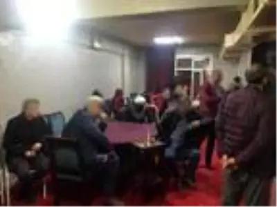 Polis, koronavirüs yasağını hiçe sayıp kahvehanede oturan 26 kişiye para cezası kesti Polis, koronavirüs yasağını hiçe sayıp kahvehanede oturan 26 kişiye para cezası kesti