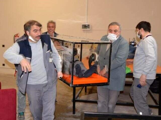 7 arkadaş, tamamen atık malzemelerden koronavirüsün bulaşmasını engelleyen sedye yaptı 7 arkadaş, tamamen atık malzemelerden koronavirüsün bulaşmasını engelleyen sedye yaptı