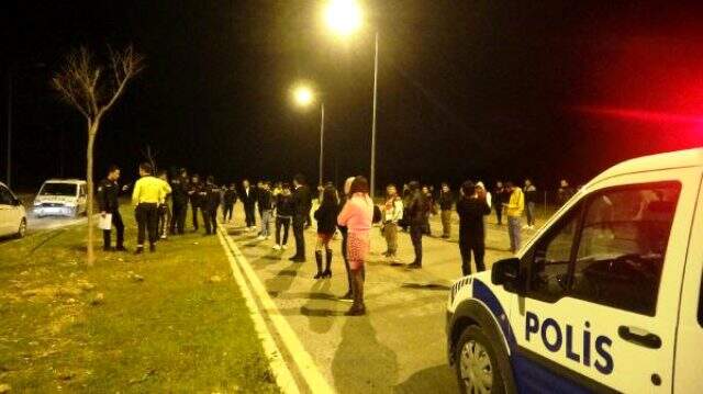 Antalya'da dansözlü drift partisine polis baskını: 51 kişi sosyal mesafeye göre dizilip ceza kesildi