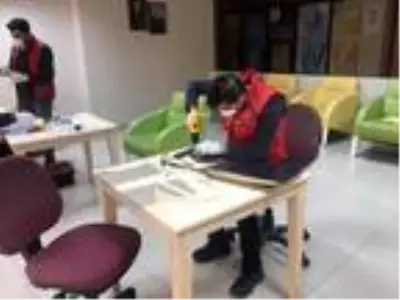 Ardahan'da gençlik merkezinde, sağlıkçılar için maske üretimi