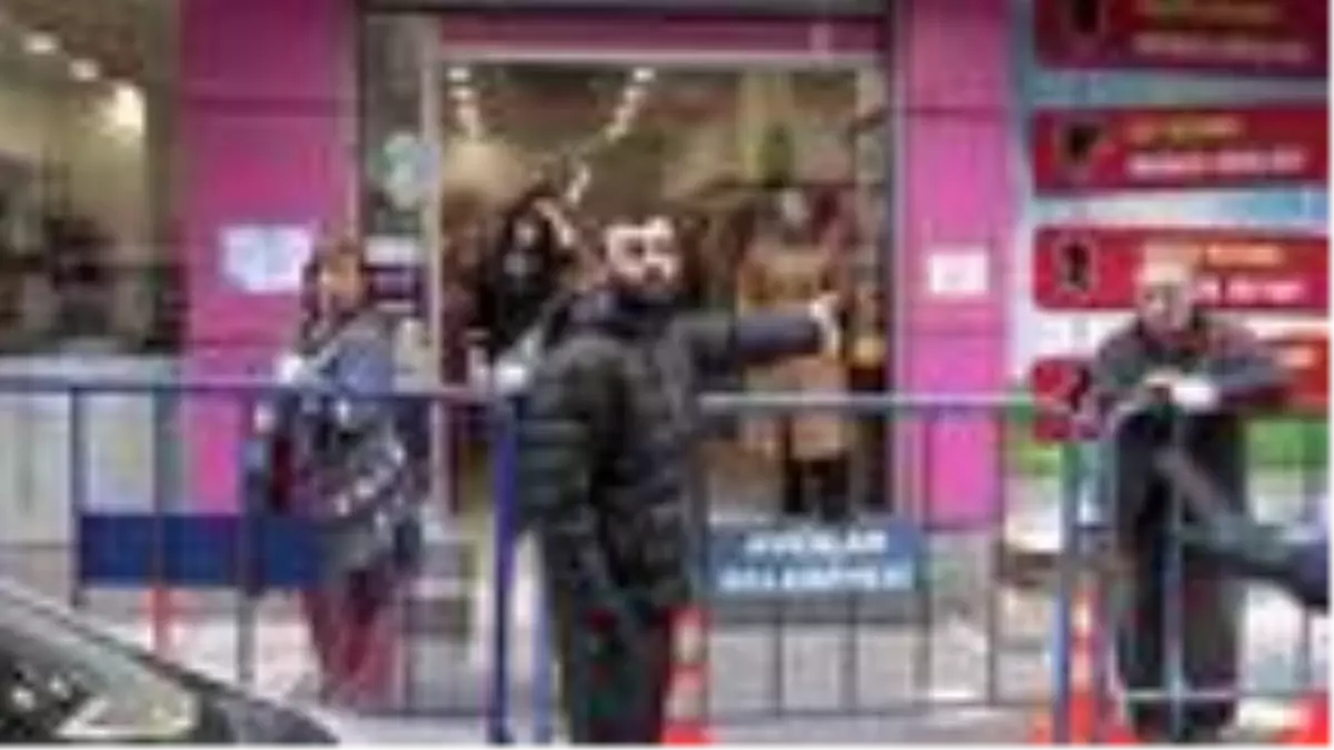 Avcılar'daki PTT önüne bariyerli önlem alındı, sosyal mesafeye uyuldu