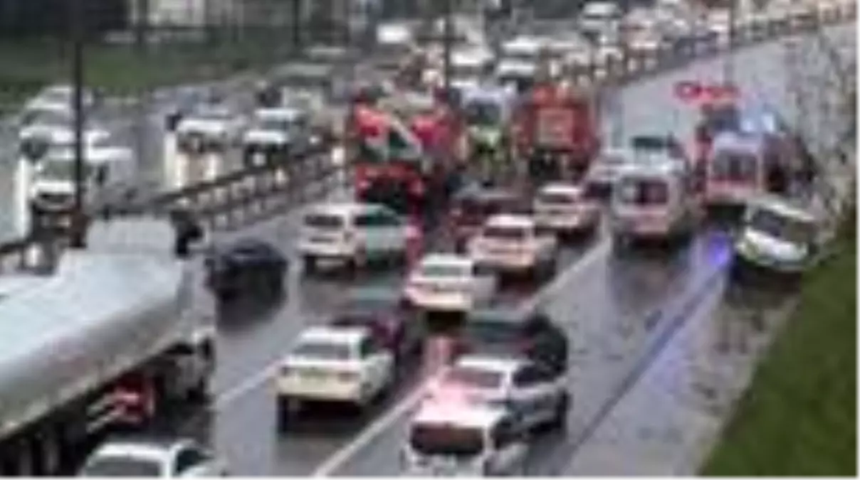 BAŞAKŞEHİR TEM'DE SERVİS ARACI İLE KAMYONET ÇARPIŞTI