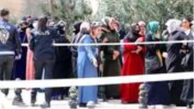 Belediye görevlileri, sosyal mesafe kuralına uymayan vatandaşlara dezenfektan püskürttü Belediye görevlileri, sosyal mesafe kuralına uymayan vatandaşlara dezenfektan püskürttü