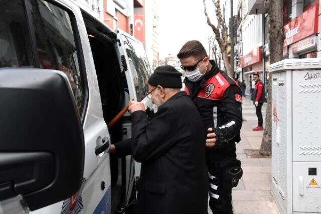 Dışarıda yakalanan 93 yaşındaki vatandaş, kendisine kimlik soran polisi evine davet etti Dışarıda yakalanan 93 yaşındaki vatandaş, kendisine kimlik soran polisi evine davet etti