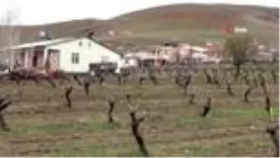 Elazığ’da muhtardan virüse karşı ilginç önlem... ’ Traktörle’ yolu kapattı