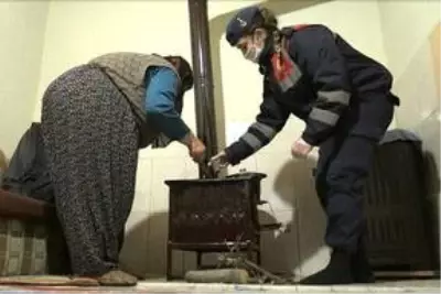 Elazığ’da yaşlı çift, jandarmanın getirdiği odunlarla ısındı