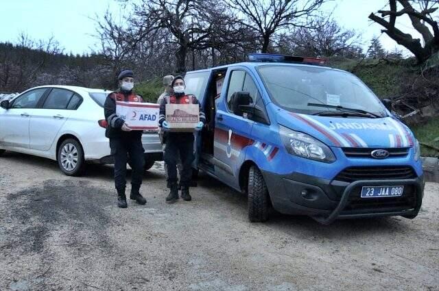 Elazığ'da yaşlı çift, jandarmanın getirdiği odunlarla ısındı