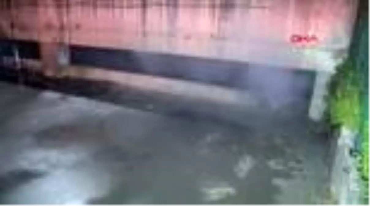 ESENLER'DE KAPALI OTOPARKTAKİ OTOMOBİL YANARAK KULLANILAMAZ HALE GELDİ