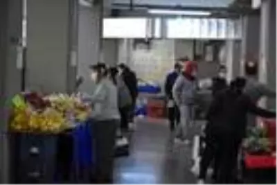 Haftada bir kurulan halk pazarı üçe bölündü, sosyal mesafe artırıldı Haftada bir kurulan halk pazarı üçe bölündü, sosyal mesafe artırıldı