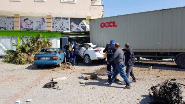 Hatay'da 5 kişinin ölüme neden olan tırın uygulama noktasına daldığı anların görüntüsü çıktı