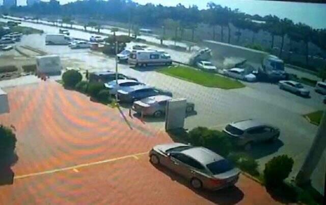Hatay'da 5 kişinin ölüme neden olan tırın uygulama noktasına daldığı anların görüntüsü çıktı