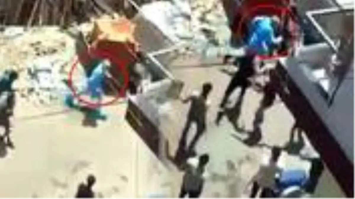 Hindistan'da koronavirüs taraması için gelen doktorları taşladılar