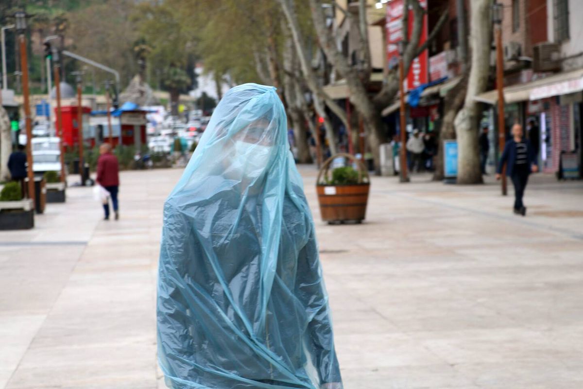Kahramanmaraşlı vatandaş, koronavirüsten korunmak için çöp poşeti giyiyor