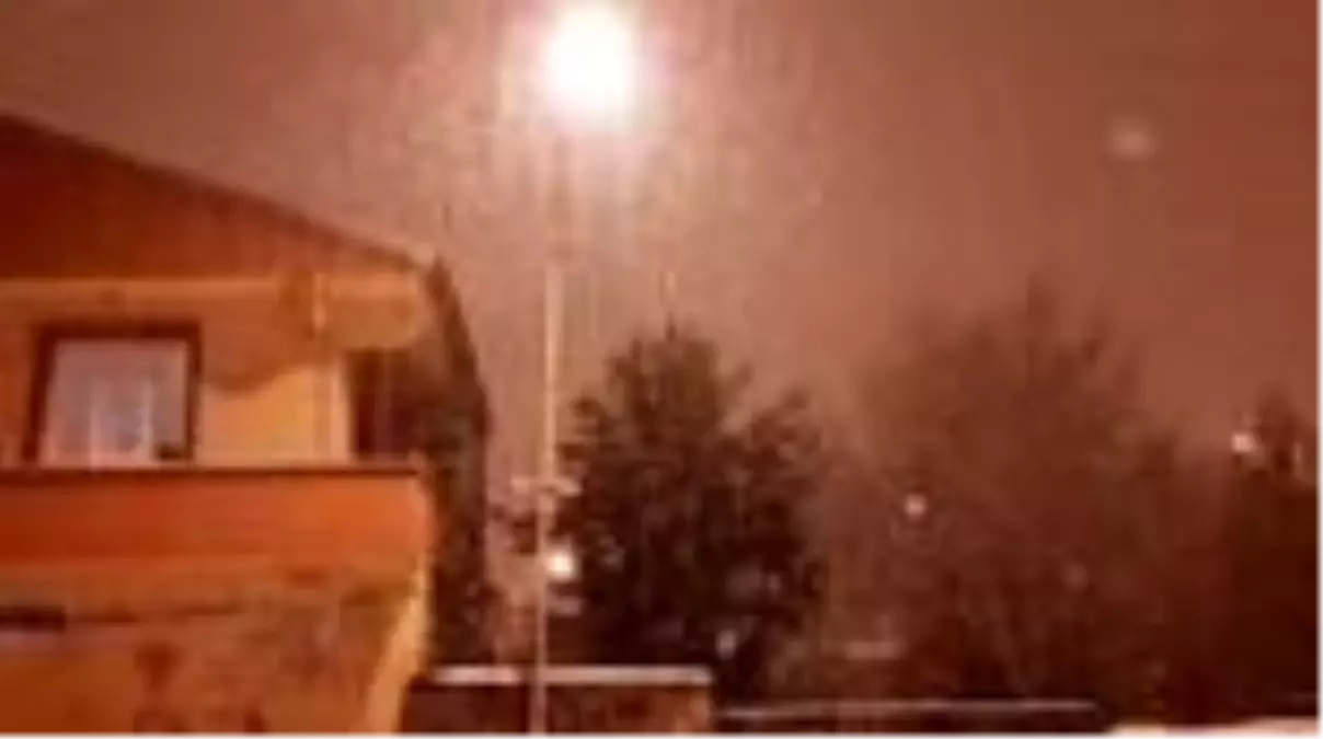 Kar yağışı kenti beyaza bürüdü