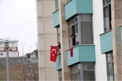 Karantinadaki vatandaşlara konser ve doğum günü sürprizleri Karantinadaki vatandaşlara konser ve doğum günü sürprizleri