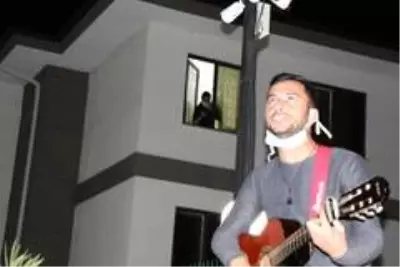 Karantinadaki vatandaşlara konser ve doğum günü sürprizleri Karantinadaki vatandaşlara konser ve doğum günü sürprizleri