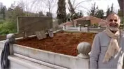 Koronavirüsten hayatını kaybeden Prof. Cemil Taşçıoğlu'nun mezarına oğlu kaşkolunu taktı Koronavirüsten hayatını kaybeden Prof. Cemil Taşçıoğlu'nun mezarına oğlu kaşkolunu taktı