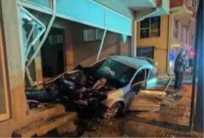 Otomobiliyle daldığı dükkanda kurtarılmayı bekledi Otomobiliyle daldığı dükkanda kurtarılmayı bekledi