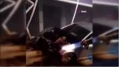 Otomobiliyle daldığı dükkanda kurtarılmayı bekledi Otomobiliyle daldığı dükkanda kurtarılmayı bekledi