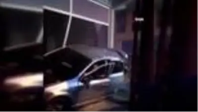 Otomobiliyle daldığı dükkanda kurtarılmayı bekledi Otomobiliyle daldığı dükkanda kurtarılmayı bekledi