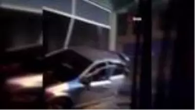 Otomobiliyle daldığı dükkanda kurtarılmayı bekledi Otomobiliyle daldığı dükkanda kurtarılmayı bekledi