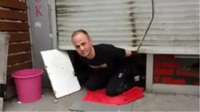 Koronavirüs tedbirlerine uymadığı için baskın yapılan berberde, çok sayıda bonzai ele geçirildi