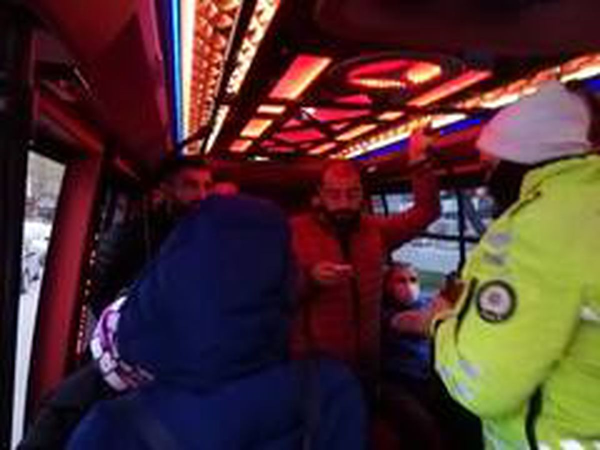 İstanbul Esenyurt'ta tıklım tıklım dolu olan minibüslere ceza kesildi