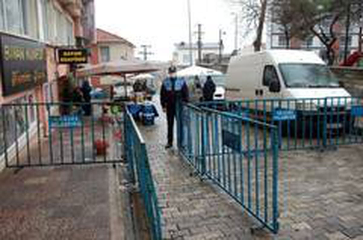 Pazar yerine giriş çıkışlar kapatıldı, az sayıda kişi girebiliyor