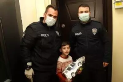 Polis amcaları İlker'in oyuncak araba isteğini karşıladı