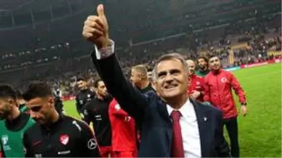 Şenol Güneş, Milli Dayanışma Kampanyası'na 1 milyon TL bağışladı Şenol Güneş, Milli Dayanışma Kampanyası'na 1 milyon TL bağışladı