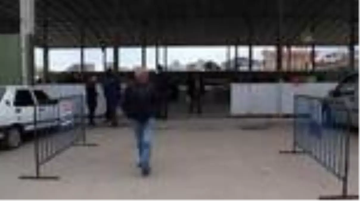 Suşehri'nde halk pazarında sosyal mesafe kontrolü yapıldı