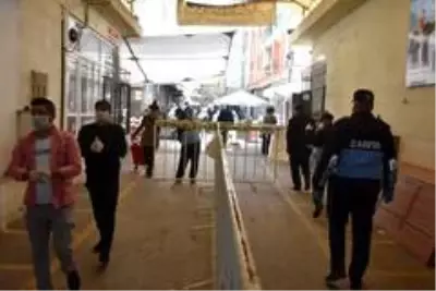 Başkan Kaya'dan pazarda Korona virüs denetimi Başkan Kaya'dan pazarda Korona virüs denetimi