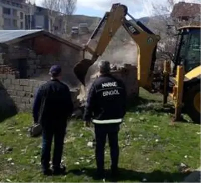 Bingöl'de metruk yapı yıkıldı