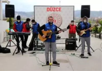 Düzce'de karantinada tutulanlara konser verildi Düzce'de karantinada tutulanlara konser verildi
