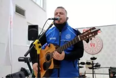 Düzce'de karantinada tutulanlara konser verildi Düzce'de karantinada tutulanlara konser verildi