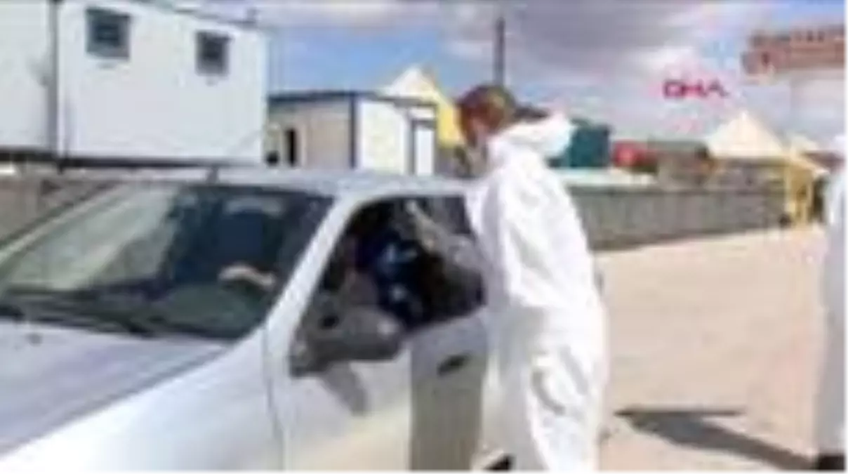 Gaziantep'te, Suriyeli gönüllü doktorlar koronavirüs uygulamasında