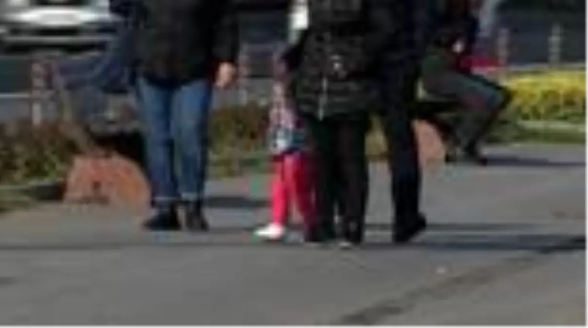 GÜNEŞ YÜZÜNÜ GÖSTERİNCE SAHİLE AKIN ETTİLER... ZABITA EKİPLERİ UZAKLAŞTIRDI