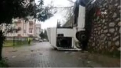 Köpeğe çarpmamak için tırı ile 5 metrelik istinat duvarından uçtu Köpeğe çarpmamak için tırı ile 5 metrelik istinat duvarından uçtu