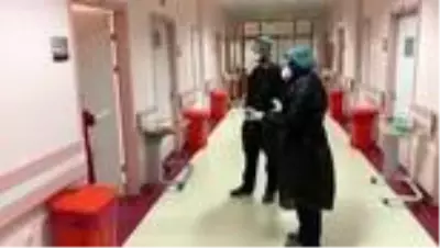 Kovid-19 tedavisi tamamlanan 20 kişi alkışlar eşliğinde taburcu oldu Kovid-19 tedavisi tamamlanan 20 kişi alkışlar eşliğinde taburcu oldu
